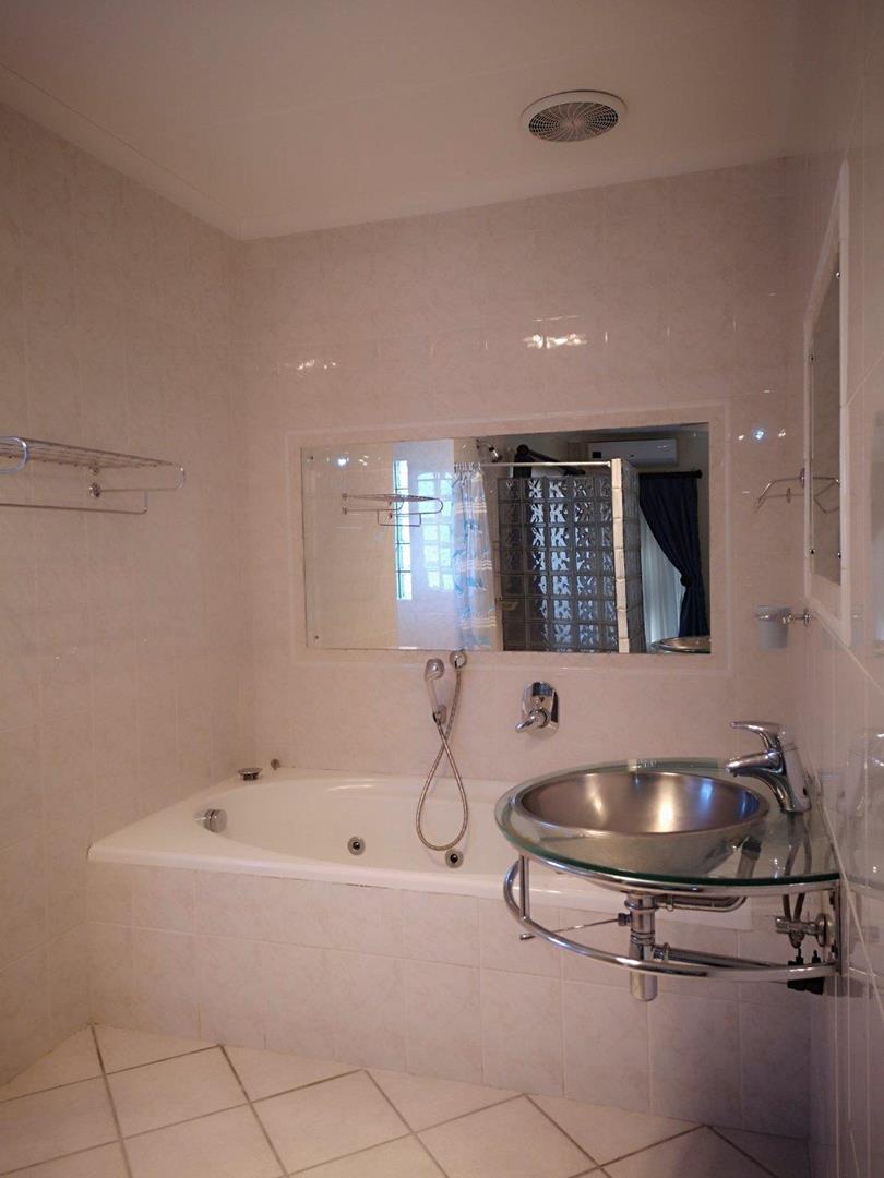 5 Bedroom Property for Sale in Menkenkop Western Cape